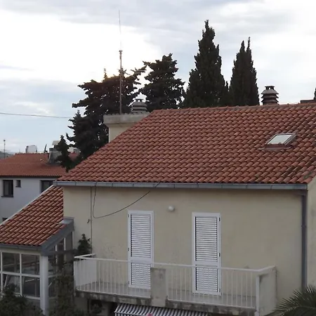 Apartment 10